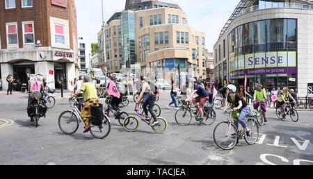 Brighton, Regno Unito. 24 Maggio, 2019. Protestando ciclisti unisciti a migliaia di scolari e studenti in Brighton come essi prendono parte del clima globale sciopero per il futuro oggi come parte di una strategia coordinata per giorno del cambiamento climatico proteste in tutto il mondo. Centinaia di migliaia di bambini e giovani sono a piedi fuori delle lezioni in tutto il mondo di oggi come la scuola movimento di sciopero continua a crescere. Credito: Simon Dack/Alamy Live News Foto Stock