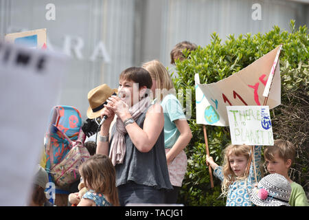 Brighton, Regno Unito. 24 Maggio, 2019. Caroline Lucas il Partito dei Verdi MP per il Padiglione di Brighton affrontare le migliaia di scolari e studenti a Brighton presso il clima globale sciopero per il futuro oggi come parte di una strategia coordinata per giorno del cambiamento climatico proteste in tutto il mondo. Centinaia di migliaia di bambini e giovani sono a piedi fuori delle lezioni in tutto il mondo di oggi come la scuola movimento di sciopero continua a crescere. Credito: Simon Dack/Alamy Live News Foto Stock