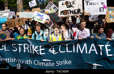 Edimburgo, Scozia, Regno Unito. 24 Maggio, 2019. Gioventù scozzese clima sciopero da scolari nel centro di Edimburgo. Gli studenti che hanno preso un giorno fuori della scuola per incontrare nei prati parco prima di marciare lungo la royal Mile a una protesta svoltasi al di fuori del Parlamento scozzese a Holyrood. La protesta viene a coincidere con la seconda scuola di global strike per il clima - con oltre 1500 sedi in tutto il mondo. Gli scioperi sono stati iniziati nell'agosto 2018 dalla svedese schoolgirl Greta Thunberg e da allora sono stati specchiata in tutto il mondo. Credito: Iain Masterton/Alamy Live News Foto Stock