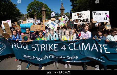 Edimburgo, Scozia, Regno Unito. 24 Maggio, 2019. Gioventù scozzese clima sciopero da scolari nel centro di Edimburgo. Gli studenti che hanno preso un giorno fuori della scuola per incontrare nei prati parco prima di marciare lungo la royal Mile a una protesta svoltasi al di fuori del Parlamento scozzese a Holyrood. La protesta viene a coincidere con la seconda scuola di global strike per il clima - con oltre 1500 sedi in tutto il mondo. Gli scioperi sono stati iniziati nell'agosto 2018 dalla svedese schoolgirl Greta Thunberg e da allora sono stati specchiata in tutto il mondo. Credito: Iain Masterton/Alamy Live News Foto Stock