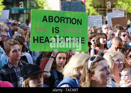 Chicago, Stati Uniti d'America. 23 Maggio, 2019. Persone di partecipare a una manifestazione di protesta contro il divieto di aborto a Daley Plaza nel centro di Chicago, gli Stati Uniti, il 23 maggio 2019. Credito: Wang Ping/Xinhua/Alamy Live News Foto Stock