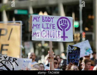 Chicago, Stati Uniti d'America. 23 Maggio, 2019. Persone di partecipare a una manifestazione di protesta contro il divieto di aborto a Daley Plaza nel centro di Chicago, gli Stati Uniti, il 23 maggio 2019. Credito: Wang Ping/Xinhua/Alamy Live News Foto Stock