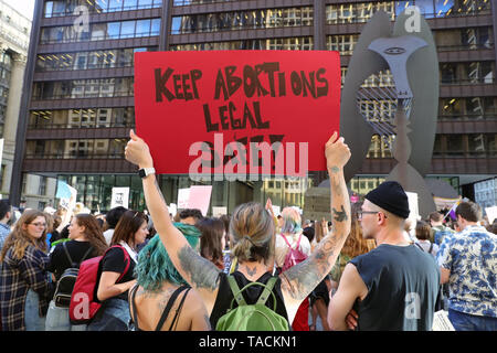 Chicago, Stati Uniti d'America. 23 Maggio, 2019. Persone di partecipare a una manifestazione di protesta contro il divieto di aborto a Daley Plaza nel centro di Chicago, gli Stati Uniti, il 23 maggio 2019. Credito: Wang Ping/Xinhua/Alamy Live News Foto Stock