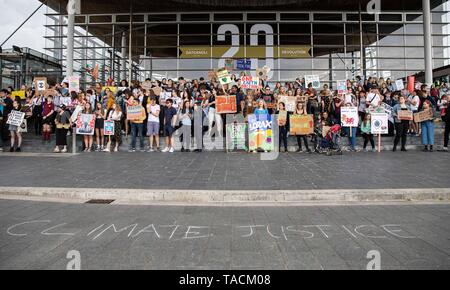 Cardiff Wales, Regno Unito, 24 maggio 2019. Cardiff sciopero della gioventù di azione per il clima al di fuori della National Assembly for Wales Senedd edificio, parte dell'ultima scuola globale colpisce il clima che si prevede essere il più grande ancora. Credito: Mark Hawkins/Alamy Live News Foto Stock