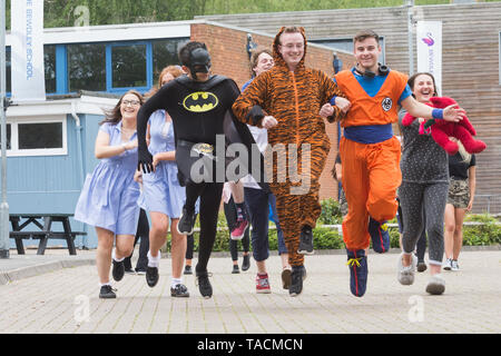 Bewdley, Worcestershire, Regno Unito. 24 Maggio, 2019. In tutta l'Inghilterra e Galles nonché in altre parti del Regno Unito, centinaia di migliaia di scuole sesta forma studenti stanno lasciando la loro rispettiva scuola prima di prendere il loro un livello di esami. È diventato sempre più tradizionale per loro di vestire in abiti di fantasia sulla loro ultima giornata. Questo anno ci sono 745,585 voci di esami ad un livello, una riduzione del 2% dal 2018. Un livello di risultati è il giorno Giovedì 15 Agosto. [Fonte dati: gov.uk]. Credito: Pietro Lopeman/Alamy Live News Foto Stock