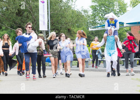 Bewdley, Worcestershire, Regno Unito. 24 Maggio, 2019. In tutta l'Inghilterra e Galles nonché in altre parti del Regno Unito, centinaia di migliaia di scuole sesta forma studenti stanno lasciando la loro rispettiva scuola prima di prendere il loro un livello di esami. È diventato sempre più tradizionale per loro di vestire in abiti di fantasia sulla loro ultima giornata. Questo anno ci sono 745,585 voci di esami ad un livello, una riduzione del 2% dal 2018. Un livello di risultati è il giorno Giovedì 15 Agosto. [Fonte dati: gov.uk]. Credito: Pietro Lopeman/Alamy Live News Foto Stock