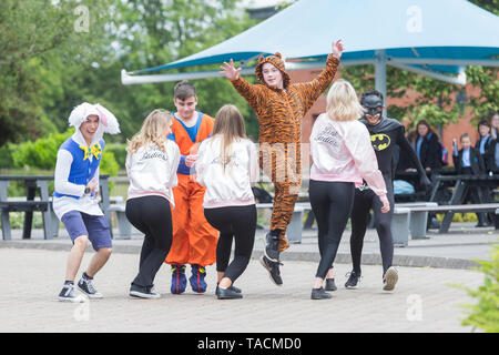 Bewdley, Worcestershire, Regno Unito. 24 Maggio, 2019. In tutta l'Inghilterra e Galles nonché in altre parti del Regno Unito, centinaia di migliaia di scuole sesta forma studenti stanno lasciando la loro rispettiva scuola prima di prendere il loro un livello di esami. È diventato sempre più tradizionale per loro di vestire in abiti di fantasia sulla loro ultima giornata. Questo anno ci sono 745,585 voci di esami ad un livello, una riduzione del 2% dal 2018. Un livello di risultati è il giorno Giovedì 15 Agosto. [Fonte dati: gov.uk]. Credito: Pietro Lopeman/Alamy Live News Foto Stock