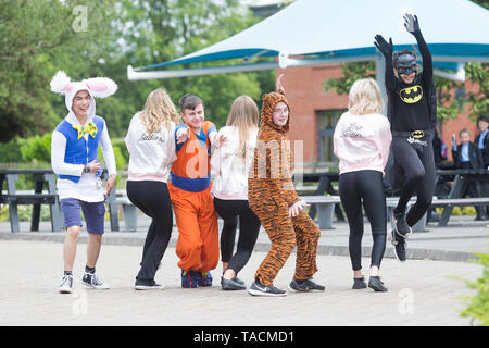 Bewdley, Worcestershire, Regno Unito. 24 Maggio, 2019. In tutta l'Inghilterra e Galles nonché in altre parti del Regno Unito, centinaia di migliaia di scuole sesta forma studenti stanno lasciando la loro rispettiva scuola prima di prendere il loro un livello di esami. È diventato sempre più tradizionale per loro di vestire in abiti di fantasia sulla loro ultima giornata. Questo anno ci sono 745,585 voci di esami ad un livello, una riduzione del 2% dal 2018. Un livello di risultati è il giorno Giovedì 15 Agosto. [Fonte dati: gov.uk]. Credito: Pietro Lopeman/Alamy Live News Foto Stock