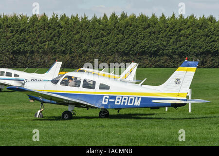 WHITE WALTHAM, Inghilterra - Marzo 2019: Piper PA28 Cherokee Warrier del West London Aero Club a White Walhtam airfield. Foto Stock