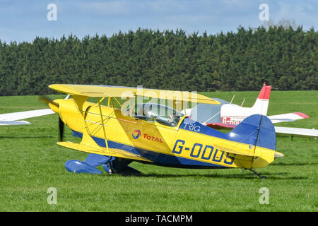 WHITE WALTHAM, Inghilterra - Marzo 2019: Pitts speciale piano di acrobazia aerea di rullaggio per il decollo a White Walhtam airfield. Foto Stock