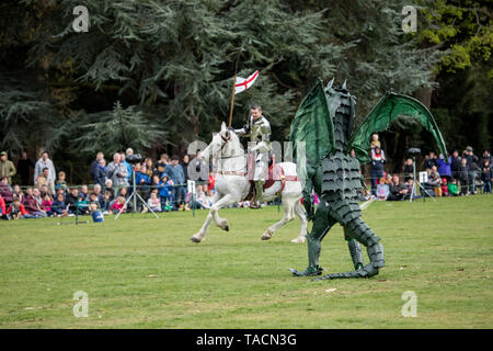 San Giorgio e il Drago al St George's festival al Wrest Park, Silsoe, Bedfordshire, Inghilterra Foto Stock
