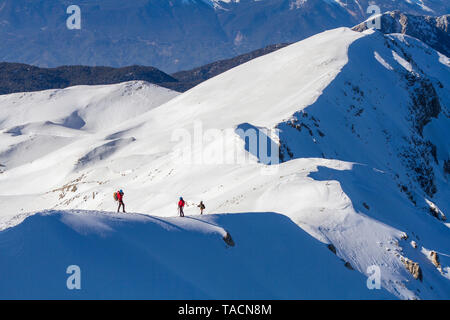 3 alpinisti camminare sulla neve in montagna Foto Stock