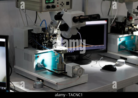 Manuale di filo ad ultrasuoni macchine di incollaggio alla fabbrica di semiconduttori. Messa a fuoco selettiva. Foto Stock