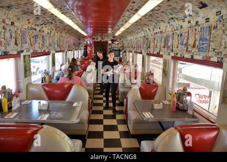 Rock & Roll Diner in California USA America negli anni cinquanta lo stile di decorazione con manifesti di cinema e in un vagone ferroviario sulla spiaggia Oceano Foto Stock