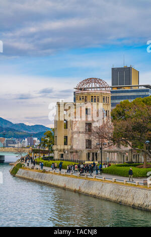 HIROSHIMA, Giappone, 2019 - La facciata esterna del famoso edificio genbaku presso il parco della pace memorial presso la città di Hiroshima, Giappone Foto Stock
