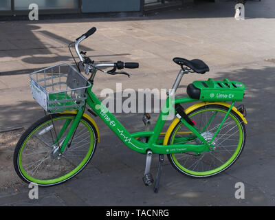 Lime bicicletta elettrica condivisione, una bicicletta-sistemi di condivisione utilizzando una applicazione mobile per le prenotazioni. Foto Stock