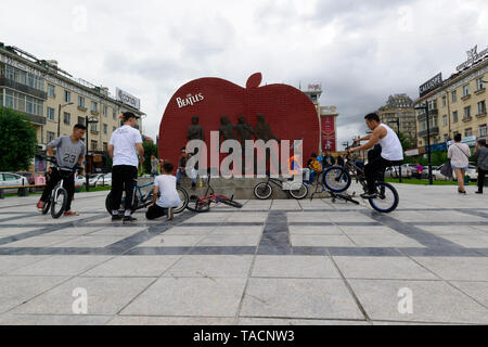 Piazza dei Beatles, Ulaanbaatar, in Mongolia. I ragazzi giocare con le loro biciclette BMX nella parte anteriore dei Fab Four. Foto Stock