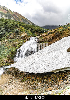 Paesaggio di montagna della Kamchatka: bellissima cascata. Paesaggio estivo della Kamchatka Foto Stock