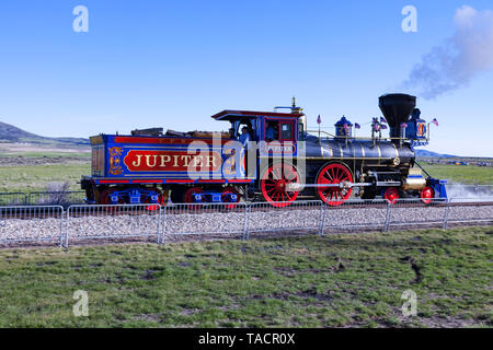 La Central Pacific Railroad locomotiva della #60, Giove, si fa strada in posizione per le cerimonie celebra il centocinquantesimo anniversario della co Foto Stock