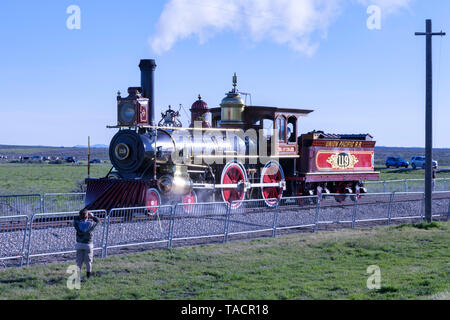 La Union Pacific Railroad locomotiva del n. 119, si fa strada in posizione per le cerimonie celebra il centocinquantesimo anniversario della conclusione o Foto Stock