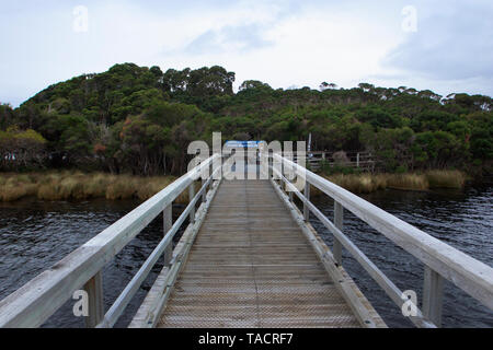 Pontile Sarah isola trusty insediamento penale su Macquarie porto vicino Strahan sulla costa occidentale della Tasmania Australia. Foto Stock