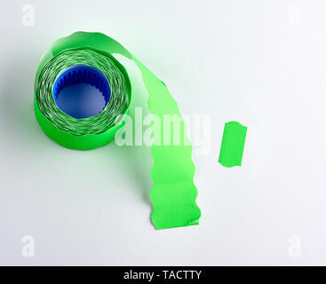 Bobina con verde appiccicosa vuoti i cartellini del prezzo su sfondo bianco, vista dall'alto Foto Stock