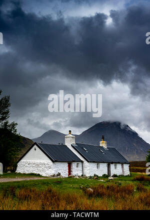 Black Rock Cottage, Glencoe, Lochaber, Scozia con la montagna, Buachaille Etive Mor, in background Foto Stock