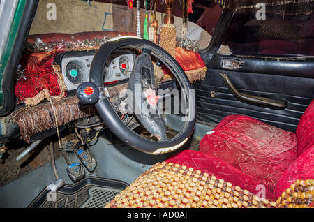 Lato anteriore della parte interna di una vecchia auto da 60s scarsamente tunned Foto Stock