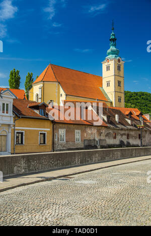 Bellissima città di Samobor, Croazia, chiesa e torre lanterna nel centro della città, splendida giornata di primavera, skyline della città Foto Stock