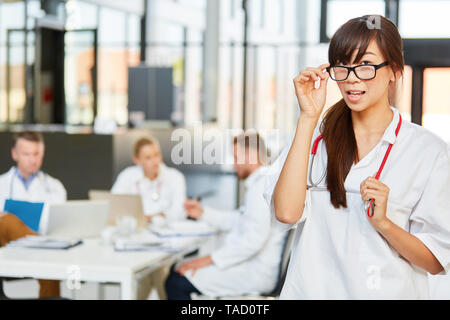 Giovane donna asiatica come una medicina per studenti o giovani donne medico o infermiere Foto Stock