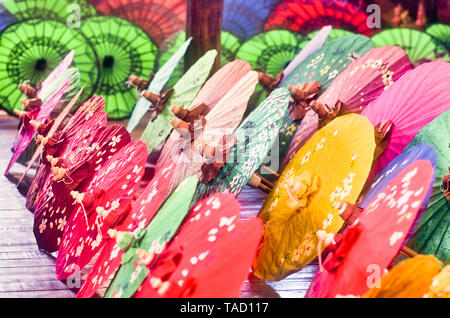 Colorati ombrelli cinesi in appoggio sul pavimento Foto Stock