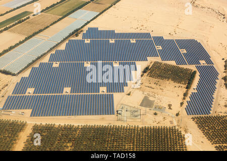 Pannelli solari farm pannello di energia Israele deserto da sopra vista aerea paesaggio Foto Stock