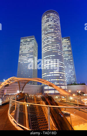 Tel Aviv Azrieli Centre skyline Israele ora blu notte ponte city grattacieli formato ritratto architettura moderna sera Foto Stock