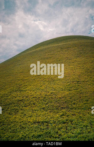 Verticale vista concettuale di una collina e il cielo con le nuvole nel tumulo Gyeongju Park Foto Stock