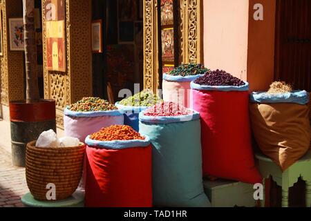 Frutta secca in sacchetti colorati su bazaar a Marrakech, Marocco Foto Stock