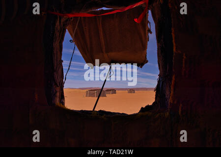 La vista dalla finestra della Jaima nel deserto del Sahara Foto Stock