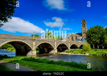 Ponte sul fiume Tweed nei confini città di Peebles, Scozia Foto Stock