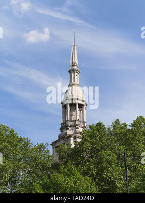 Il campanile della chiesa di Shoreditch St Leonards visto sopra gli alberi, London, Regno Unito Foto Stock