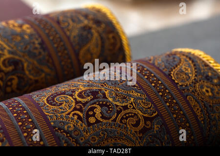 Arrotolati tappeti orientali, vicino la foto con morbida messa a fuoco selettiva Foto Stock