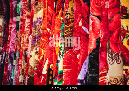 Tappeti con ornamenti colorati. Foto di sfondo con morbida messa a fuoco selettiva Foto Stock
