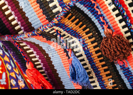 Tappeti di lana con colorate decorazioni orientali. Close up foto con morbida messa a fuoco selettiva Foto Stock