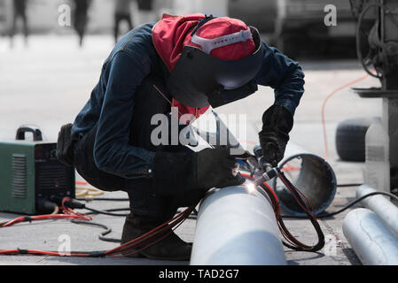 I lavori di saldatura per tubo in acciaio Foto Stock