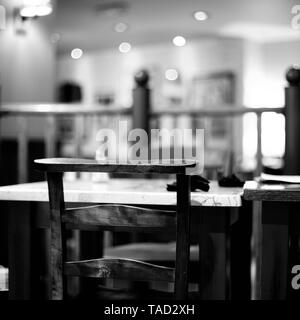 Tavolo in legno e sedia in un vuoto di ristorante o di Bar con n. di persone Foto Stock