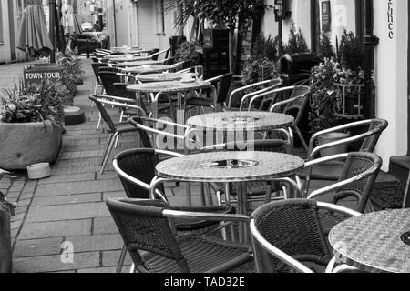 Tavoli e sedie sul marciapiede al di fuori di un pub in Caernarfon Foto Stock