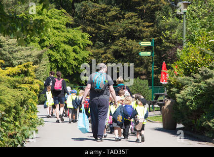 Le persone in visita a Blackpool Zoo in una giornata calda e soleggiata Foto Stock