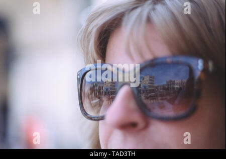 Una donna in occhiali da sole si affaccia su Plaza Vieja, Havana, Cuba Foto Stock