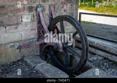 Avvolgimento della puleggia ruota Middleton Top restaurata motore a vapore House , High Peak Trail sull'originale elevati picchi di giunzione della linea ferroviaria,Matlock Derbyshire Foto Stock