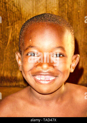 Timbuctu, MALI - Febbraio circa, 2019. Unidentified maliano boy sorrisi e pone in strada in Timbuktu. Bambini in Africa soffrono di povertà a causa di Foto Stock