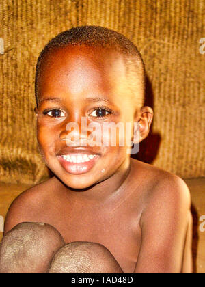 Timbuctu, MALI - Febbraio circa, 2019. Unidentified maliano boy sorrisi e pone in strada in Timbuktu. Bambini in Africa soffrono di povertà a causa di Foto Stock