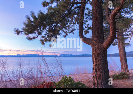 Lake Tahoe alle prime luci dell'alba all'inizio dell'inverno, California, Stati Uniti. Foto Stock